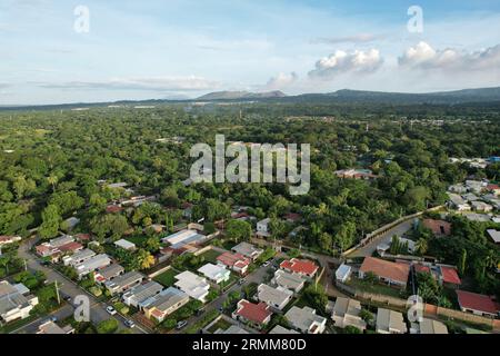 Rue résidentielle avec des maisons au Nicaragua sur paysage de montagne vert vue aérienne Banque D'Images