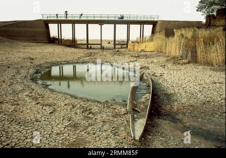 Mali, Sahel. Bateau dans un lit de rivière qui a presque complètement fonctionné à sec. Banque D'Images