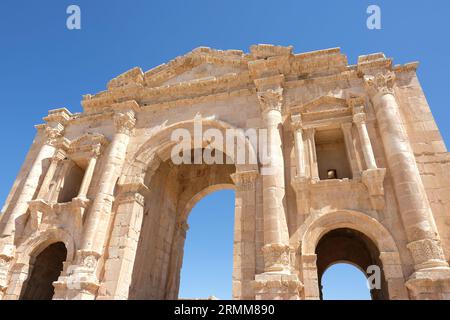 Jerash Jordan la magnifique arche d'Hadrien construite en 129 après JC est la porte d'entrée sud des ruines romaines de Jerash Banque D'Images