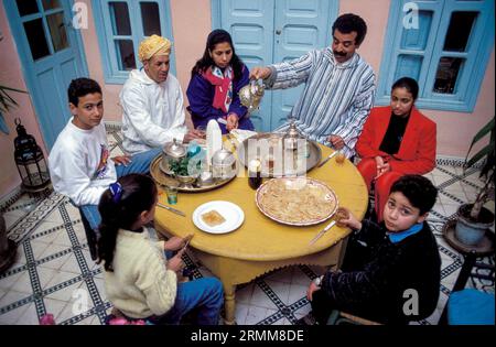 Maroc, Marrakech ; Une famille prenant du thé et des bonbons ensemble. I. Banque D'Images