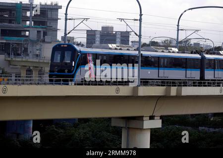 10 août 2023, Pune, Maharashtra, Inde, Metro fonctionne sur une voie aérienne, le véhicule se déplace le long de la route ferroviaire de métro de Pune près du pont de Sangam, maintenant le in Banque D'Images