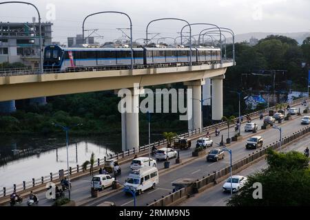 10 août 2023, Pune, Maharashtra, Inde, Metro fonctionne sur une voie aérienne, le véhicule se déplace le long de la route ferroviaire de métro de Pune près du pont de Sangam, maintenant le in Banque D'Images