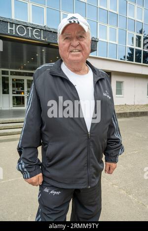 29 août 2023, Mecklembourg-Poméranie occidentale, Zinnowitz : Ulli Wegner, entraîneur de boxe légende, visite l'île d'Usedom. Mercredi (30.08.2023) Ulli Wegner lira un extrait de son livre "Ma vie en 13 rounds" lors d'une lecture publique au Baltic Sport and Holiday Hotel de Zinnowitz en tant que l'un des plus anciens entraîneurs de boxe professionnelle allemande. Depuis 2013, une salle de sport dans la ville d'Usedom sur l'île d'Usedom porte le nom d'Ulli Wegner. Photo : Stefan Sauer/dpa Banque D'Images