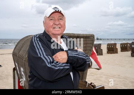 29 août 2023, Mecklembourg-Poméranie occidentale, Zinnowitz : Ulli Wegner, entraîneur de boxe légende, visite l'île d'Usedom. Mercredi (30.08.2023) Ulli Wegner lira un extrait de son livre "Ma vie en 13 rounds" lors d'une lecture publique au Baltic Sport and Holiday Hotel de Zinnowitz en tant que l'un des plus anciens entraîneurs de boxe professionnelle allemande. Depuis 2013, une salle de sport dans la ville d'Usedom sur l'île d'Usedom porte le nom d'Ulli Wegner. Photo : Stefan Sauer/dpa Banque D'Images