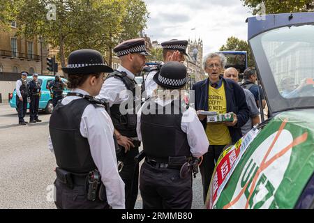 Londres, Royaume-Uni. 29 août 2023. Piers Corbyn s'entretient avec des policiers lors de manifestations contre l'expansion de la zone à ultra-faible émission (ULEZ). Banque D'Images