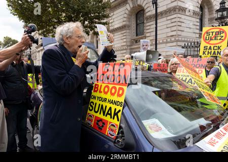 Londres, Royaume-Uni. 29 août 2023. Piers Corbyn aborde le rallye depuis son véhicule ULEZ non conforme. Banque D'Images