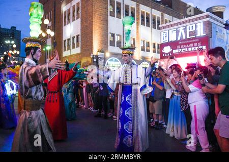 (230829) -- URUMQI, 29 août 2023 (Xinhua) -- des acteurs se produisent au Grand Bazar international du Xinjiang à Urumqi, dans la région autonome ouïgoure du Xinjiang, au nord-ouest de la Chine, le 28 août 2023. Le Grand Bazar international du Xinjiang, inauguré en 2003, est aujourd'hui une destination touristique et commerciale clé, vendant principalement des spécialités locales telles que des fruits secs, des herbes médicinales, des tapis, des jades, des costumes ethniques et des instruments de musique. En 2018, un projet d'expansion et de rénovation l'a transformé en une destination touristique populaire. Actuellement, le Grand Bazar reçoit plus de 100 000 personnes par jour. (Xinhua/W Banque D'Images