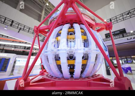 YANTAI, CHINE - le 28 AOÛT 2203 - Un modèle solaire artificiel de nouvelle génération, « China circulation III », est exposé au China International Nuclear 2023 Banque D'Images