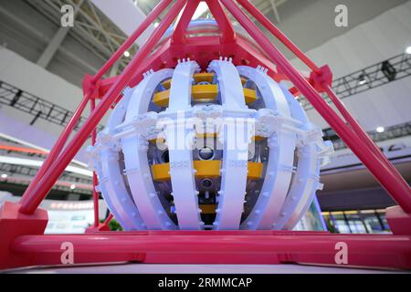 YANTAI, CHINE - le 28 AOÛT 2203 - Un modèle solaire artificiel de nouvelle génération, « China circulation III », est exposé au China International Nuclear 2023 Banque D'Images