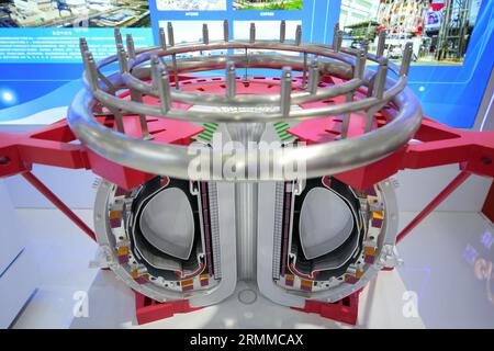 YANTAI, CHINE - le 28 AOÛT 2203 - Un modèle solaire artificiel de nouvelle génération, « China circulation III », est exposé au China International Nuclear 2023 Banque D'Images