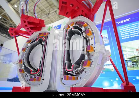 YANTAI, CHINE - le 28 AOÛT 2203 - Un modèle solaire artificiel de nouvelle génération, « China circulation III », est exposé au China International Nuclear 2023 Banque D'Images