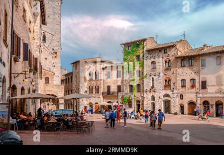 Piazza della Cisterna à San Gimignano, Italie. Construit en 1287, il est entouré de maisons et de tours. Banque D'Images