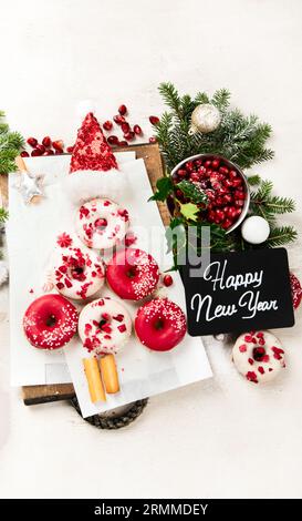 Concept de dîner de Noël ou du nouvel an avec de la viande rôtie et divers plats de légumes sur fond blanc. Vue de dessus. Banque D'Images