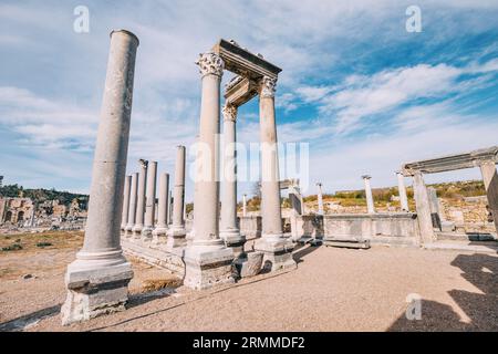 Exploration du patrimoine antique de Perge à Antalya, Turquie. Les ruines majestueuses du temple grec et les colonnes romaines parlent d'une histoire riche. Banque D'Images