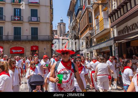 Pampelune, Espagne : 09 juillet 2023 : les gens célèbrent le festival de San Fermin dans des vêtements traditionnels blancs et rouges avec cravate rouge, Pampelune, Navarra, Espagne. Banque D'Images