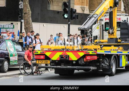 Westminster, Londres, Royaume-Uni. 29 août 2023. Un camion de remorquage de police arrive pour enlever la voiture. La police du met parle à Piers Corbyn, l'un des visages les plus en vue de la manifestation, et tente de retirer sa voiture qui a d'abord été garée juste devant Downing Street, puis déplacée devant le ministère de la Défense à Whitehall. Depuis plusieurs heures, les manifestants se sont ralliés contre l’ULEZ, la zone à ultra-faible émission, le jour de l’entrée en vigueur de la zone ULEZ élargie. Crédit : Imageplotter/Alamy Live News Banque D'Images