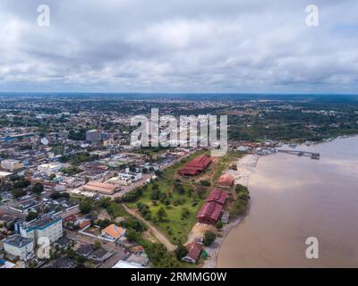 Belle vue aérienne drone sur la rivière Madère, le paysage urbain de Porto Velho, le musée Museu da Estrada de Ferro Madeira-Mamoré et la forêt amazonienne. Banque D'Images