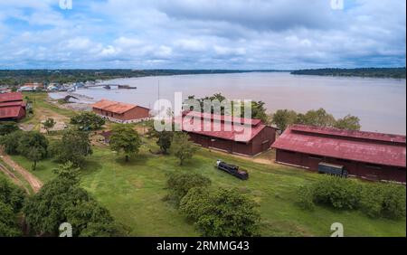 Belle vue aérienne drone sur la rivière Madère, le paysage urbain de Porto Velho, le musée Museu da Estrada de Ferro Madeira-Mamoré et la forêt amazonienne. Banque D'Images