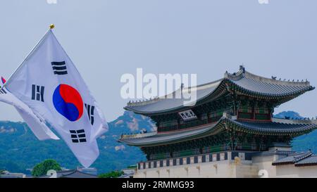 Gwanghwamun est la porte principale et la plus grande de Gyeongbok, le palais principal de Séoul, en Corée du Sud Banque D'Images