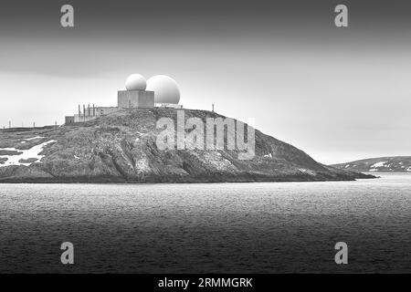 Photo en noir et blanc des Globus III, L et des Globus II, R, radars dômes, exploités par le Service de renseignement norvégien (NIS) à Vardø, Norvège Banque D'Images