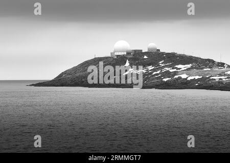 Photo en noir et blanc du Globus III, à gauche et du Globus II, à droite, Radar Domes, exploité par le Service de renseignement norvégien (NIS) à Vardø, Norvège Banque D'Images