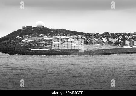 Photo en noir et blanc de la ville arctique norvégienne de Vardø. La Skyline dominée par les dômes radar de la station radar GLOBUS, Vardø, Norvège Banque D'Images