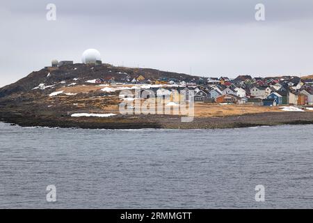 Le Globus III, à gauche et le Globus II, à droite, Radar Domes, exploités par le Service de renseignement norvégien (NIS) à Vardø, Norvège. 7 mai 2023 Banque D'Images