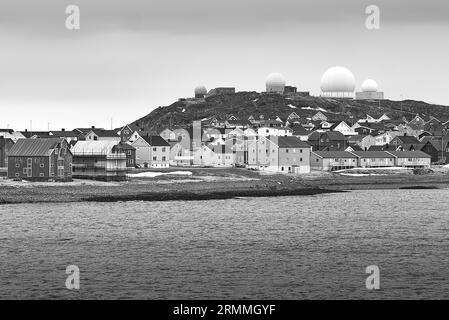 Photo en noir et blanc de la ville arctique norvégienne de Vardø. La Skyline est dominée par les dômes radar de la station radar GLOBUS. Norvège 7 mai 2023 Banque D'Images