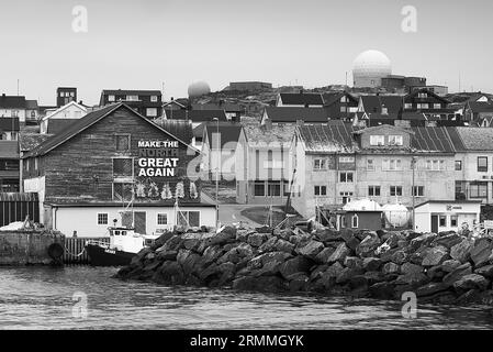 Photo en noir et blanc de la ville arctique norvégienne de Vardø. La Skyline est dominée par les dômes radar de la station radar GLOBUS. Norvège 7 mai 2023 Banque D'Images