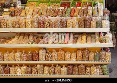 Noix séchées et graines de fruits dans des sacs à vendre chez Healthy Food Shop Banque D'Images