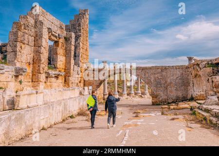 4 février 2023, Perge, Turquie : parmi les ruines antiques d'un temple grec à Antalya, en Europe, les touristes et les guides explorent les merveilles de l'histoire et un Banque D'Images