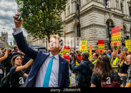 Londres, Royaume-Uni. 29 août 2023. Richard Tice, politicien de droite et leader of Reform UK, apporte son soutien en prenant un selfie - Un arrêt de l'ULEZ (zone à ultra faible émission) le jour où la zone étendue entre en vigueur à Londres. C'est aussi une manifestation anti-Sadiq Khan (maire de Londres) à Whitehall. Crédit : Guy Bell/Alamy Live News Banque D'Images