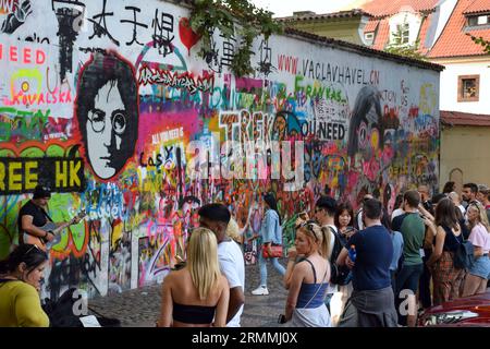 Le « mur de Lennon » ou « mur de John Lennon » est un mur situé à Prague, en République tchèque. Depuis les années 1980, ce mur autrefois typique a été rempli de John Lennon Banque D'Images