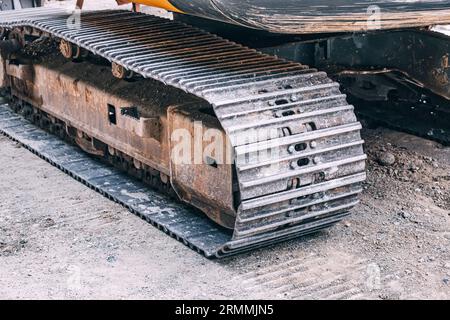 un véhicule de construction lourde comme un bulldozer met en valeur ses machines robustes et ses chenilles en acier lorsqu'il déplace la terre. Banque D'Images
