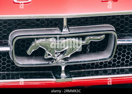 01 juillet 2023, Antalya, Turquie : emblème emblématique : le logo vintage Mustang, représentant un cheval puissant, symbolise l'héritage de Ford dans le monde automobile. Banque D'Images