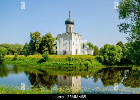 Église de l'intercession de la Sainte Vierge sur la rivière Nerl. Monument architectural du 12 siècle. Site classé au patrimoine mondial de l'UNESCO. Vladimir, Russi Banque D'Images