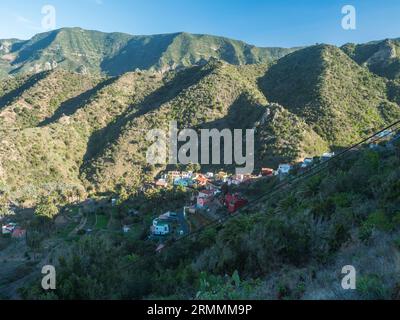 Petit village Lomo del Balo dans la Valle Gran Rey de l'île des Canaries la Gomera, Espagne. Maisons colorées aux terrasses sur les pentes de montagne avec des arbres Banque D'Images