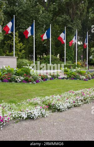 Drapeaux français sur le monument aux morts de Calais, place du Maréchal Foch, France Banque D'Images