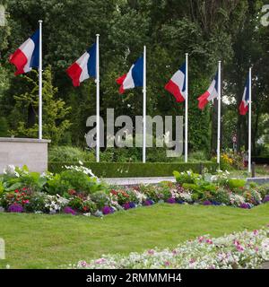 Drapeaux français sur le monument aux morts de Calais, place du Maréchal Foch, France Banque D'Images