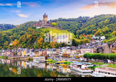 Cochem, Allemagne. Vieille ville et du château de Reichsburg Cochem () sur la Moselle. Banque D'Images