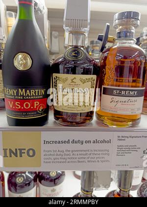 Augmentation record des droits sur l’alcool sous le gouvernement conservateur, le 1 août 2023, dans le magasin Sainsburys sur le brandy, le cognac et autres spiritueux et vins après le Brexit Banque D'Images