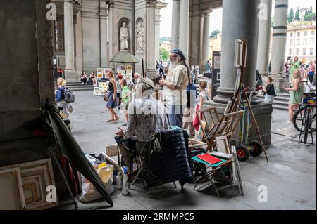 Les artistes s'assoient pour peindre et vendre leur travail aux touristes en visite au Loggiato, une cour semi-fermée, qui fait partie de la Galleria degli Uffizi ( U Banque D'Images