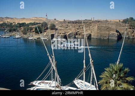 Bateau naviguant près de la première cataracte sur le Nil à Assouan Egypte Banque D'Images