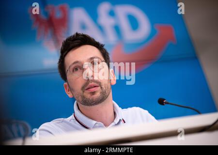 29 août 2023, Brandenburg, Potsdam : Dennis Hohloch, directeur parlementaire du groupe parlementaire AfD au Parlement de Brandebourg, prend la parole lors d'une conférence de presse après une réunion de groupe parlementaire de l'AfD au Parlement de Brandebourg. Photo : Sebastian Christoph Gollnow/dpa Banque D'Images