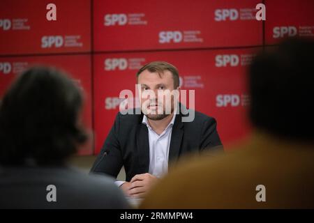 29 août 2023, Brandenburg, Potsdam : Daniel Keller, chef du groupe parlementaire SPD au Parlement de Brandebourg, prend la parole lors d'une conférence de presse après une réunion du groupe parlementaire du SPD au Parlement de Brandebourg. Photo : Sebastian Christoph Gollnow/dpa Banque D'Images