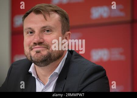 29 août 2023, Brandenburg, Potsdam : Daniel Keller, chef du groupe parlementaire SPD au Parlement de Brandebourg, prend la parole lors d'une conférence de presse après une réunion du groupe parlementaire du SPD au Parlement de Brandebourg. Photo : Sebastian Christoph Gollnow/dpa Banque D'Images