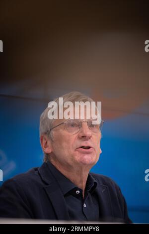 29 août 2023, Brandebourg, Potsdam : Hans-Christoph Berndt, leader du groupe parlementaire AfD au Parlement de Brandebourg, prend la parole lors d'une conférence de presse après une réunion du groupe parlementaire AfD au Parlement de Brandebourg. Photo : Sebastian Christoph Gollnow/dpa Banque D'Images