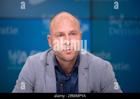 29 août 2023, Brandebourg, Potsdam : Daniel Münschke, membre de l'AfD au Parlement de l'État de Brandebourg, prend la parole lors d'une conférence de presse après une réunion de faction de l'AfD au Parlement de l'État de Brandebourg. Photo : Sebastian Christoph Gollnow/dpa Banque D'Images