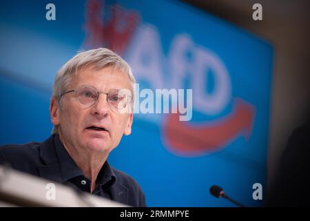 29 août 2023, Brandebourg, Potsdam : Hans-Christoph Berndt, leader du groupe parlementaire AfD au Parlement de Brandebourg, prend la parole lors d'une conférence de presse après une réunion du groupe parlementaire AfD au Parlement de Brandebourg. Photo : Sebastian Christoph Gollnow/dpa Banque D'Images