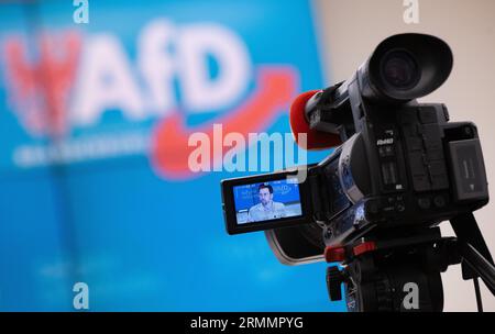 29 août 2023, Brandenburg, Potsdam : une caméra RBB filme Dennis Hohloch, directeur parlementaire du groupe parlementaire AfD au Parlement de l'État de Brandebourg, lors d'une conférence de presse après une réunion de groupe parlementaire de l'AfD. Photo : Sebastian Christoph Gollnow/dpa Banque D'Images